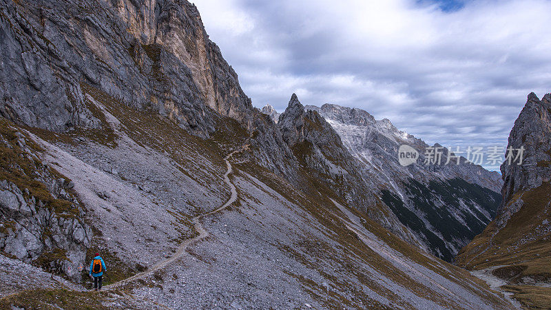 徒步前往Zugspitze Gatterl(边境)的妇女